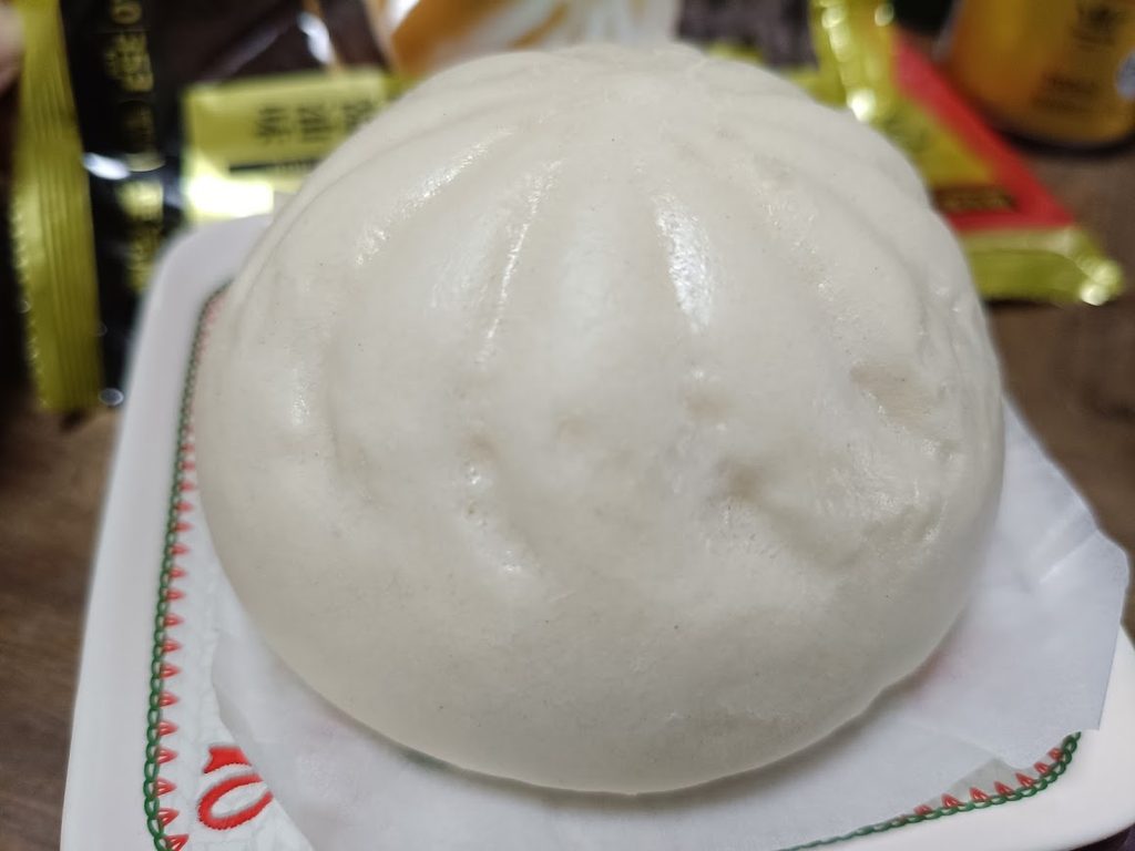 袋から取り出した金の肉まん