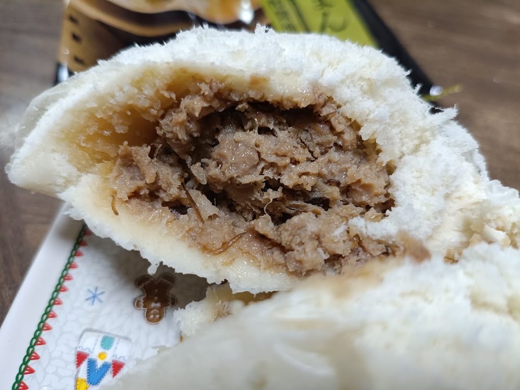 割った金の肉まんの断面のアップ