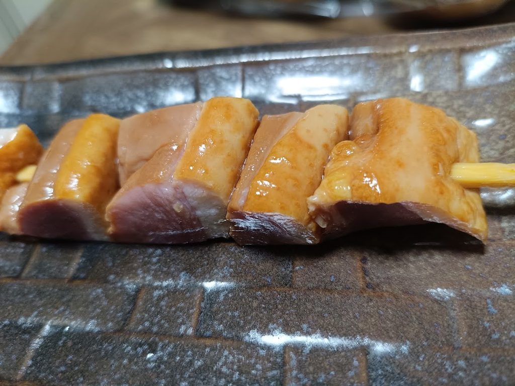合鴨ステーキ串の肉汁がついた様子