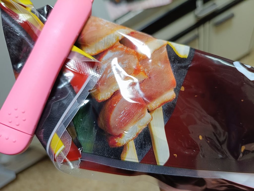 クリップで口を留めた合鴨ステーキ串の袋