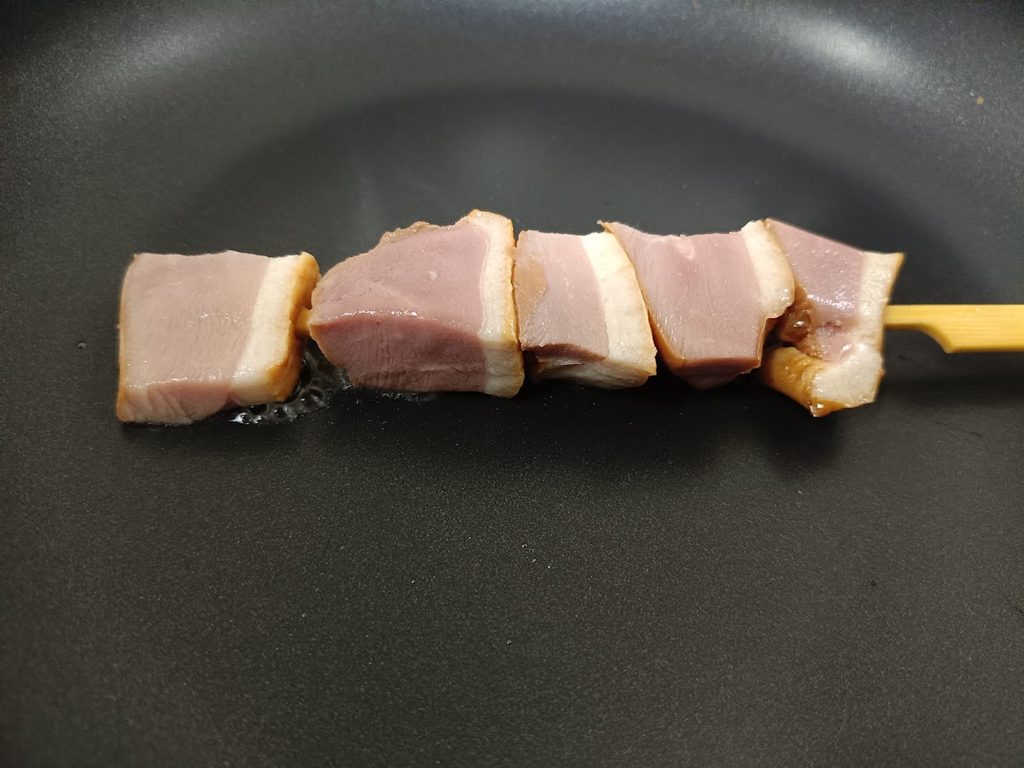 フライパンで焼いている合鴨ステーキ串
