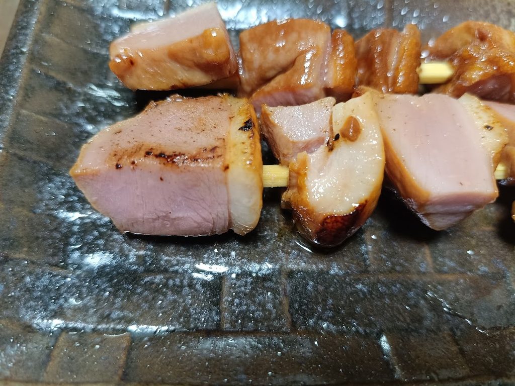 フライパンで焼いた串と電子レンジで温めた串を並べた様子