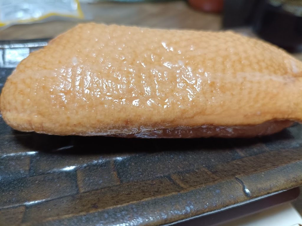 解凍した合鴨ロースの皮の側