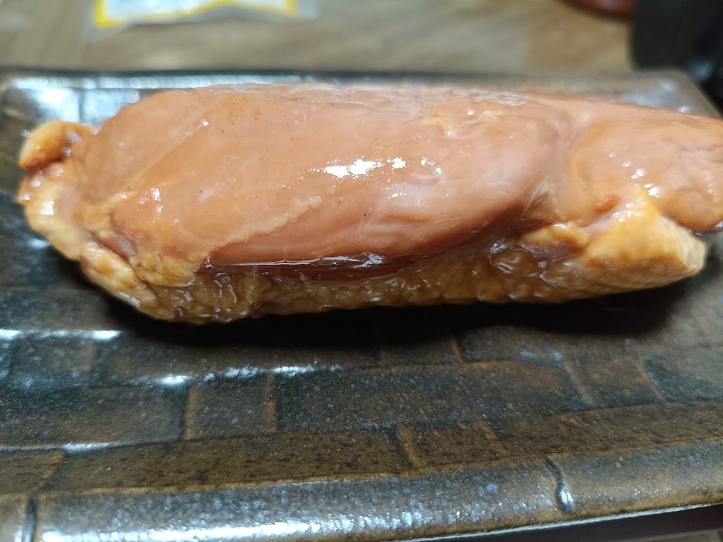 解凍した合鴨ロースの肉の側