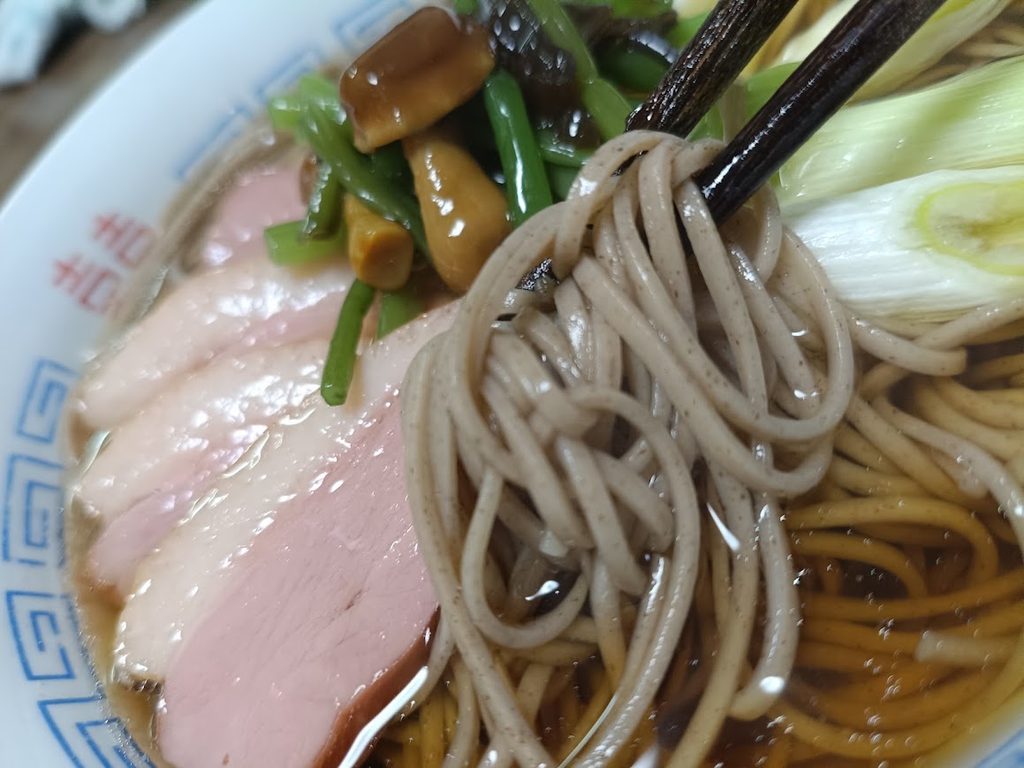 鴨南蛮そばを箸で持ち上げたところ
