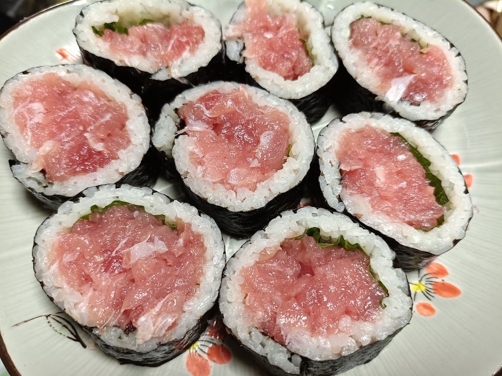 お皿に並べたほぼ海鮮巻き8個
