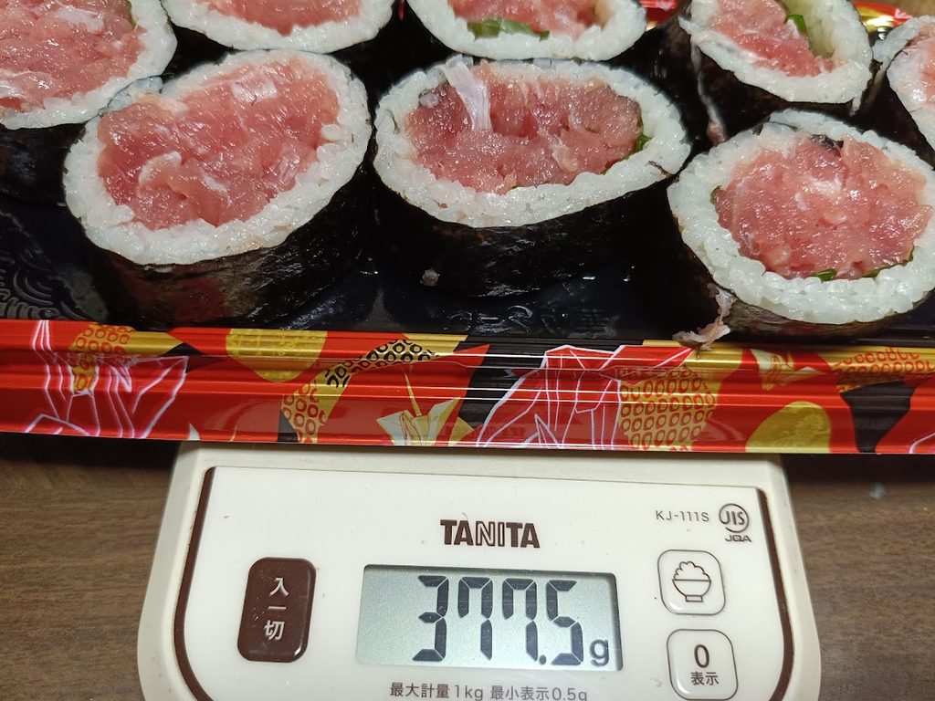 ほぼ海鮮巻き8個をトレイごとはかりに載せた様子（377.5g）
