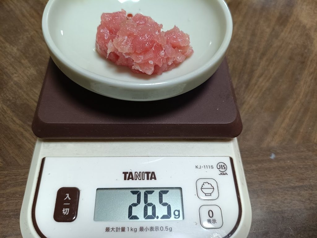1個から抜いたまぐろをお皿ごとはかりに載せた様子（26.5g）