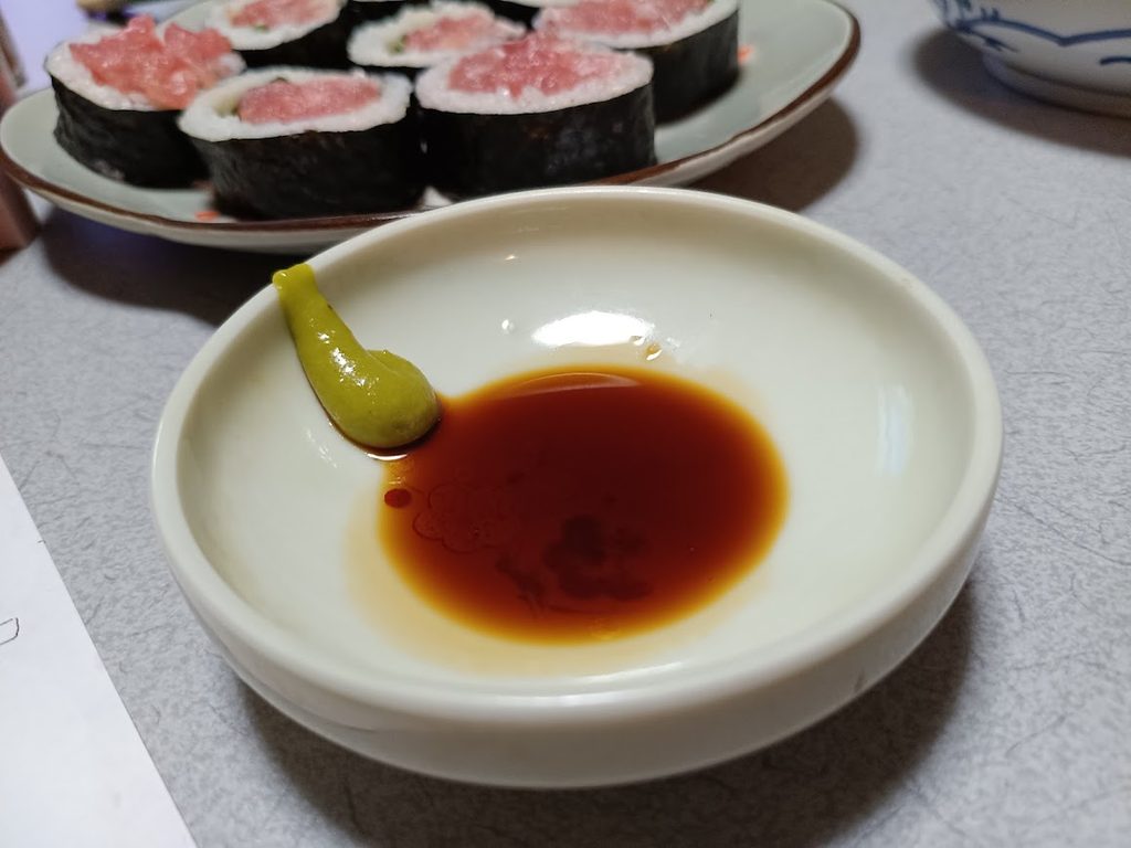 小皿に入れたしょうゆとわさび