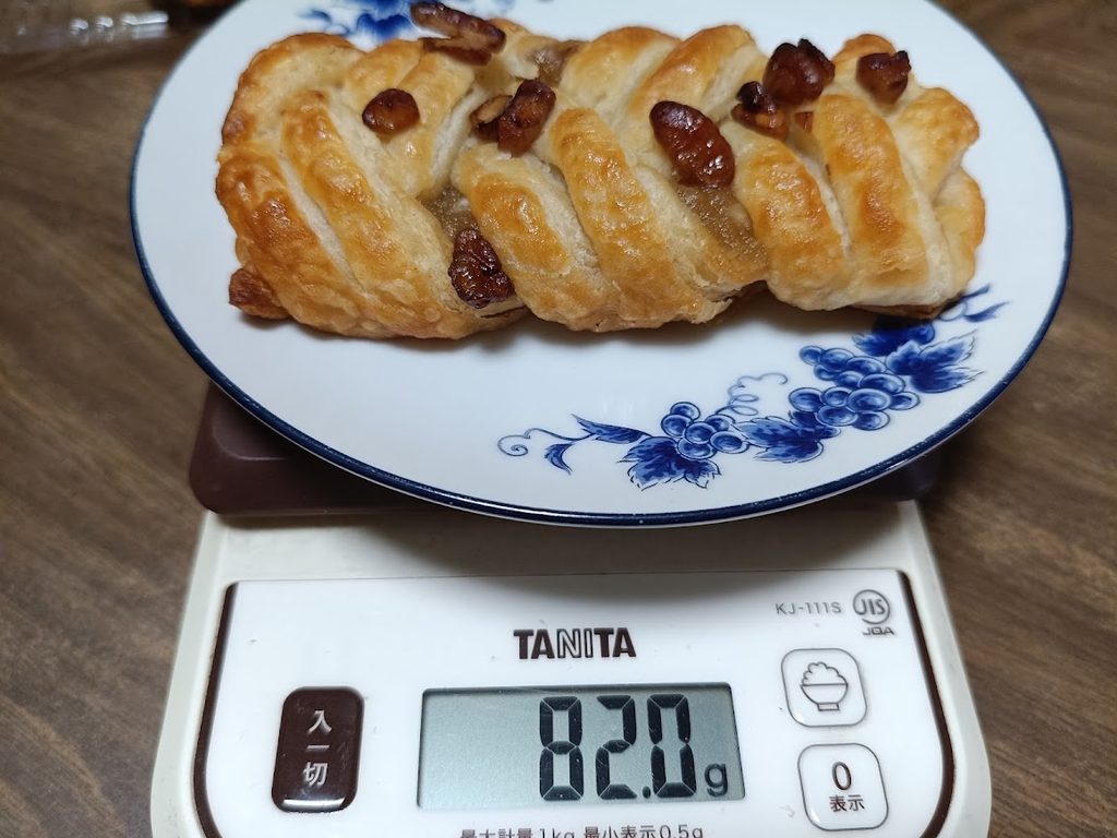 メープルピーカンシュトルーデル1個をお皿ごとはかりに載せた様子(82.0g)