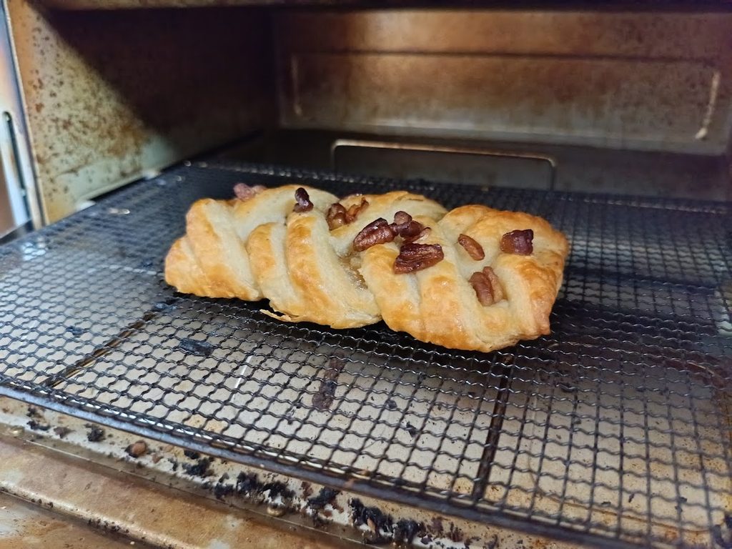 トースターの網にのせたメープルピーカンシュトルーデル