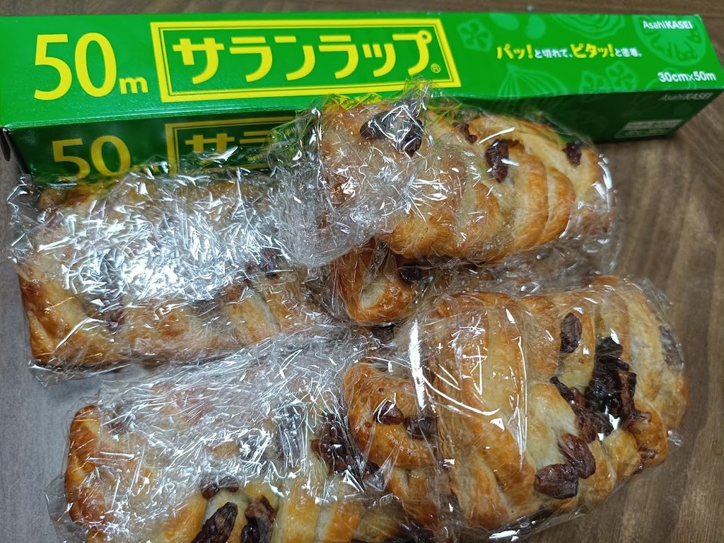 サランラップで1個ずつ包んだメープルピーカンシュトルーデル