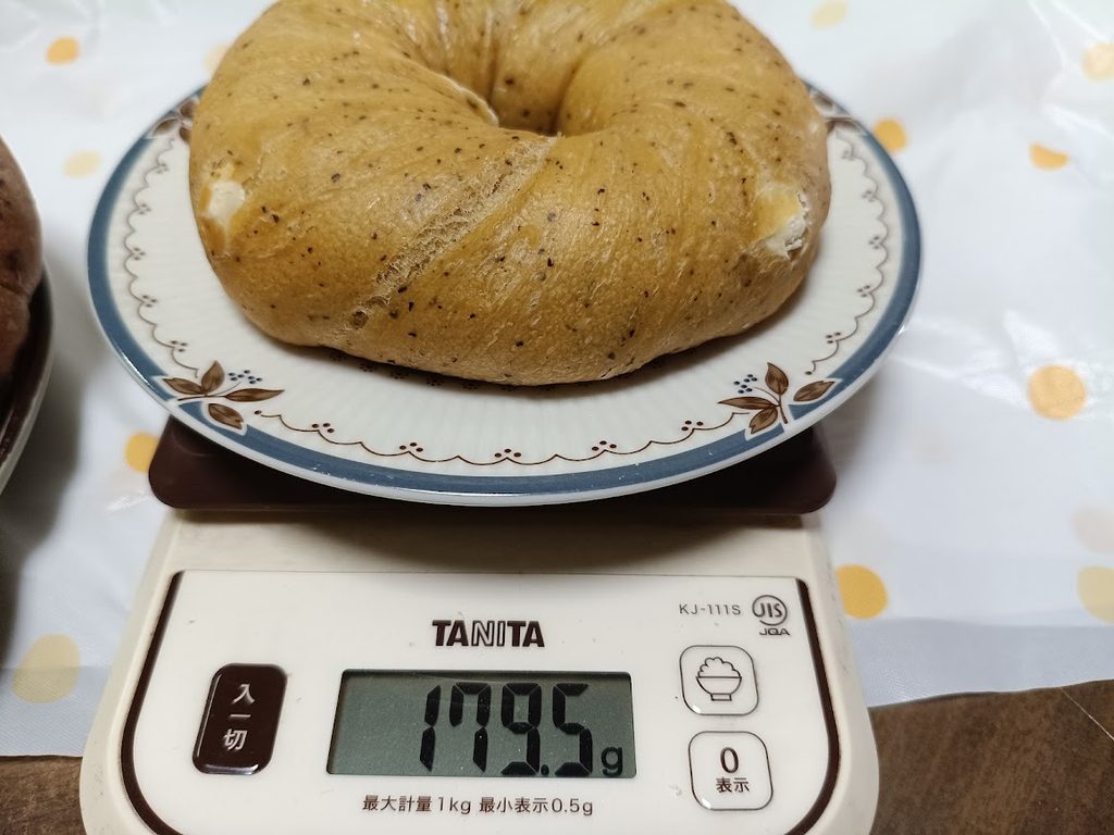 紅茶ホワイトチョコベーグルをはかりに載せた様子(179.5g)