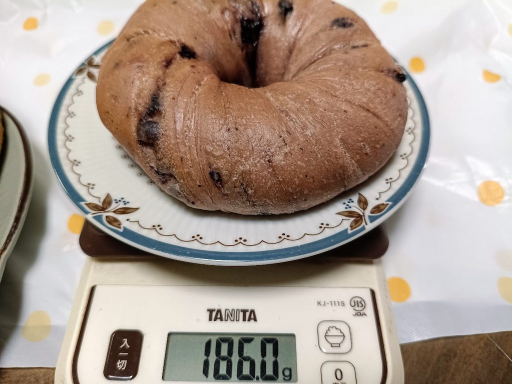 ブルーベリーベーグルをはかりに載せた様子(186.0g)