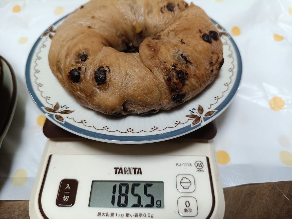 チョコクルミベーグルをはかりに載せた様子(185.5g)