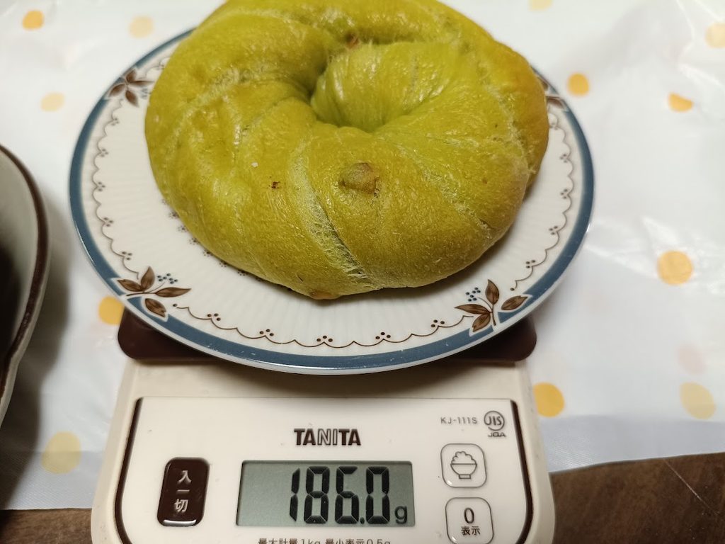 ピスタチオベーグルをはかりに載せた様子(186.0g)