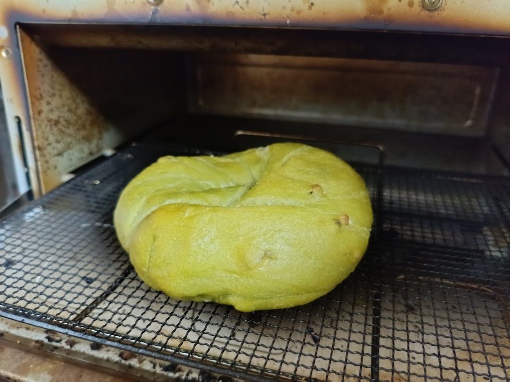 トースターの網にのせたピスタチオベーグル