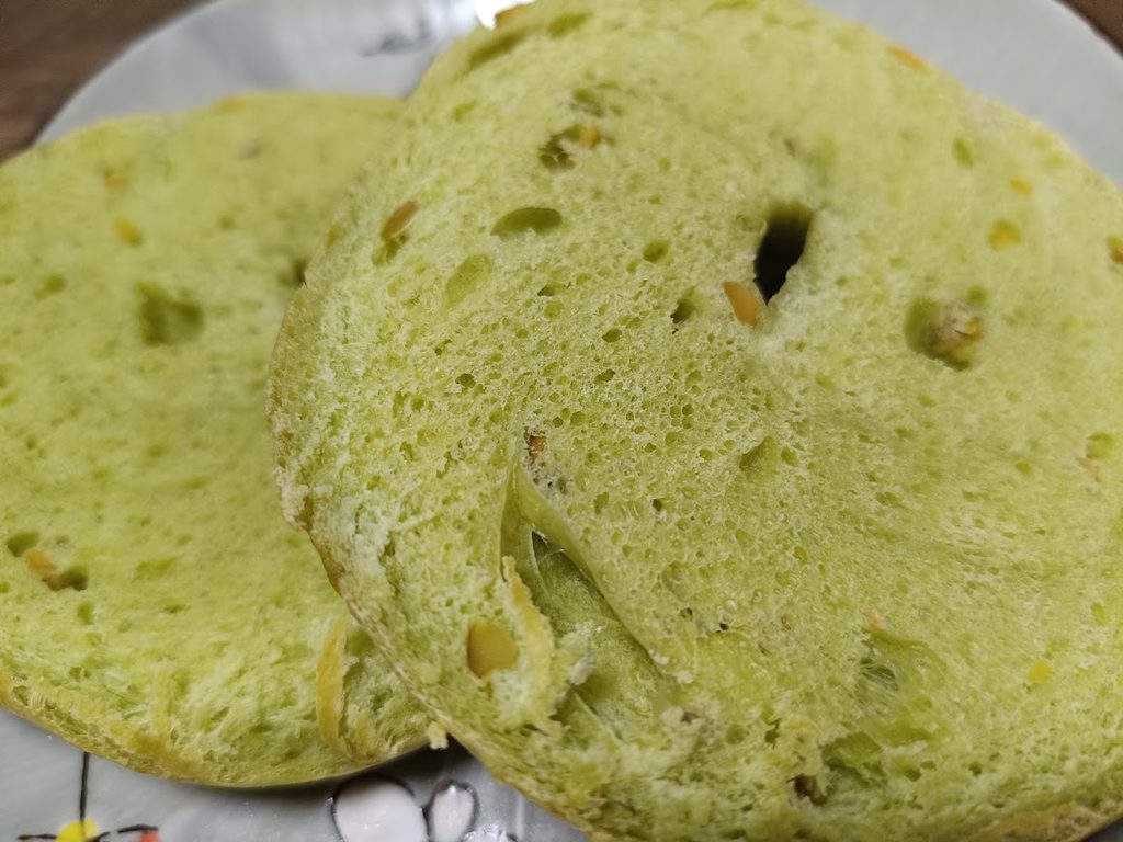 半分に割ったピスタチオベーグルの断面