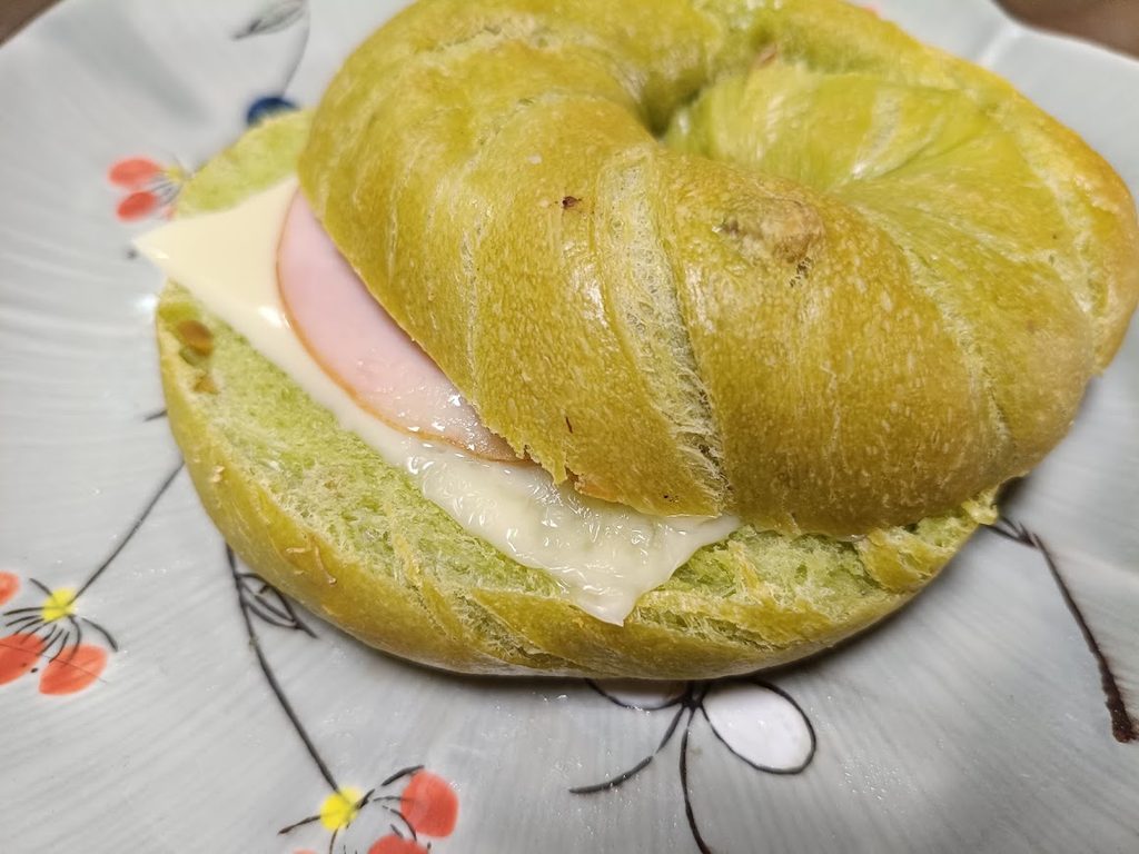 ハムとチーズを挟んだピスタチオベーグル