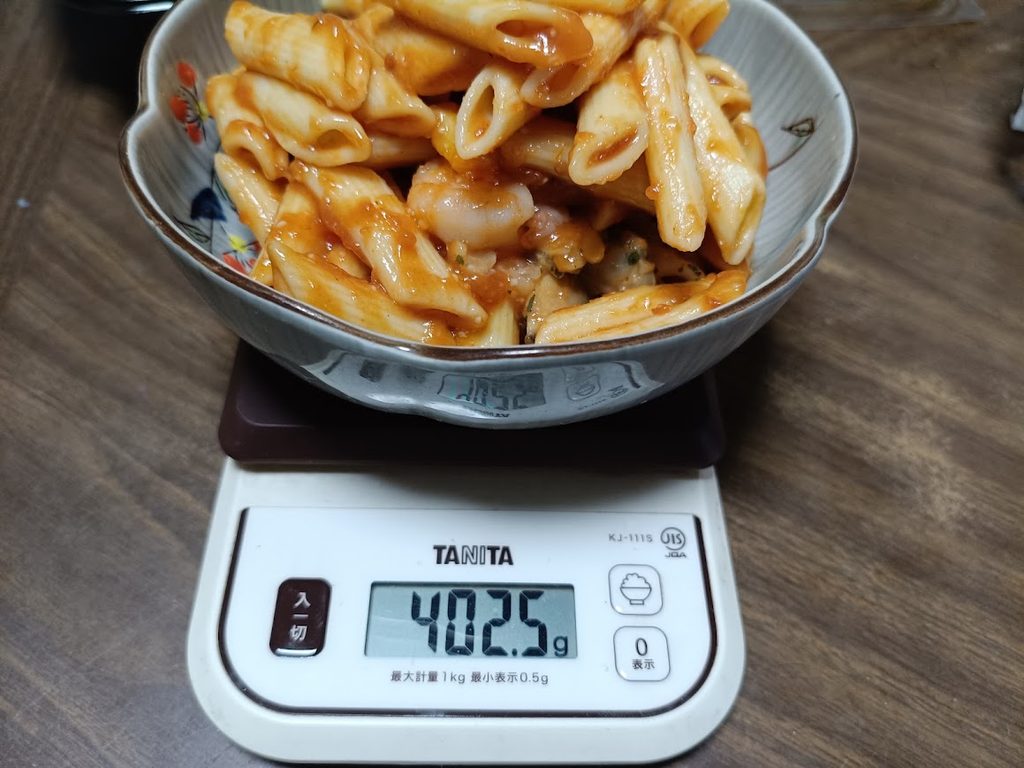 ペンネペスカトーレをお皿に盛って量ったスケール