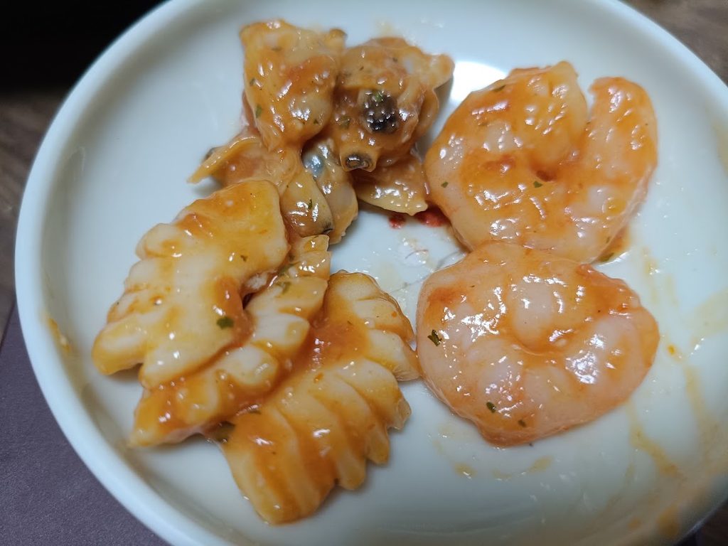 小皿に分けたえび・いか・あさり