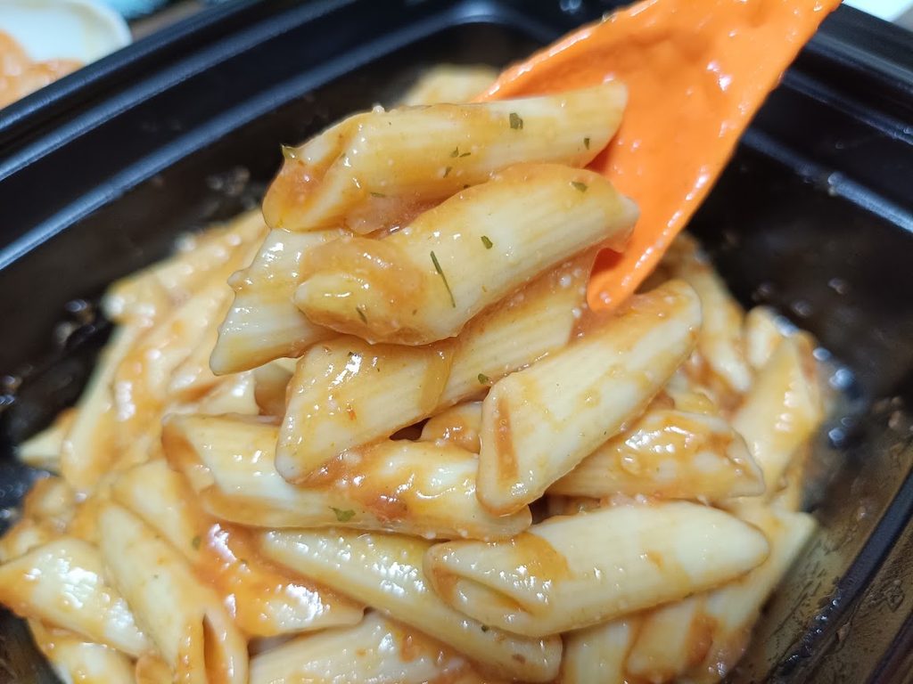 スプーンですくったペンネペスカトーレ