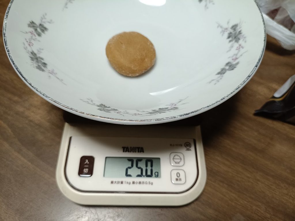 冷凍のままの大福1個をお皿ごとはかりに載せた様子(25.0g)