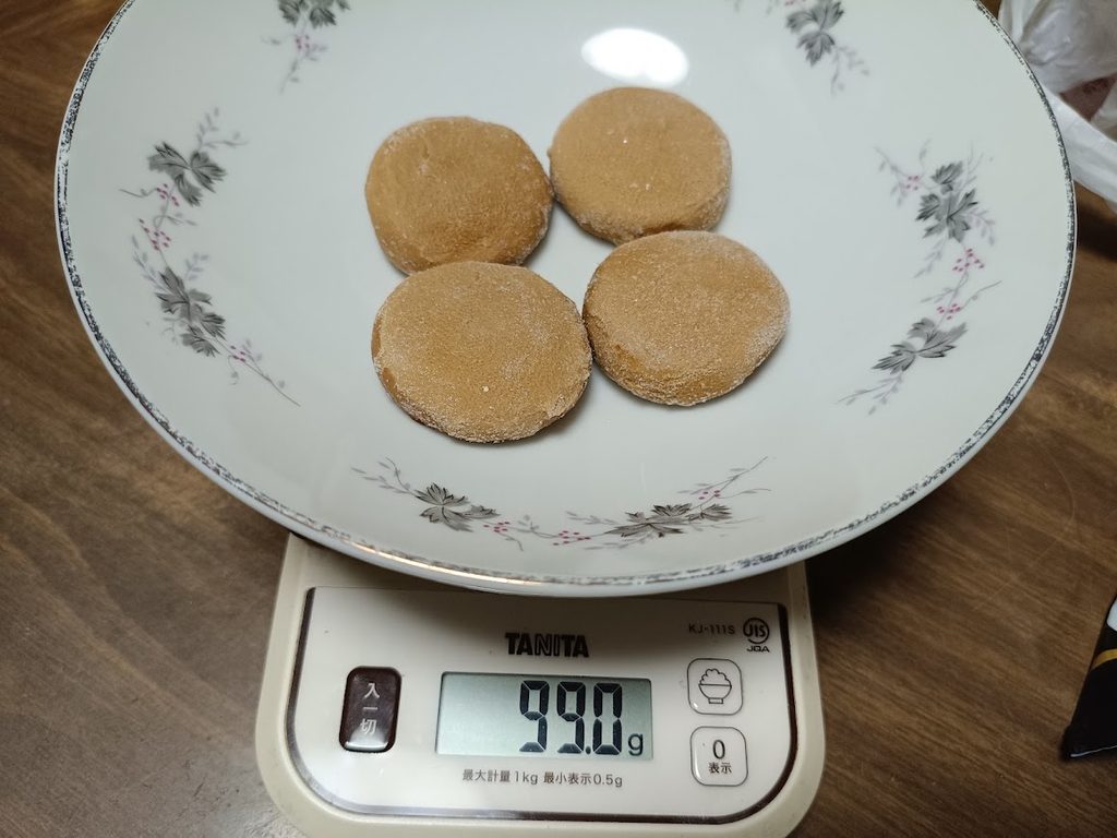 冷凍のままの大福4個をお皿ごとはかりに載せた様子(99.0g)