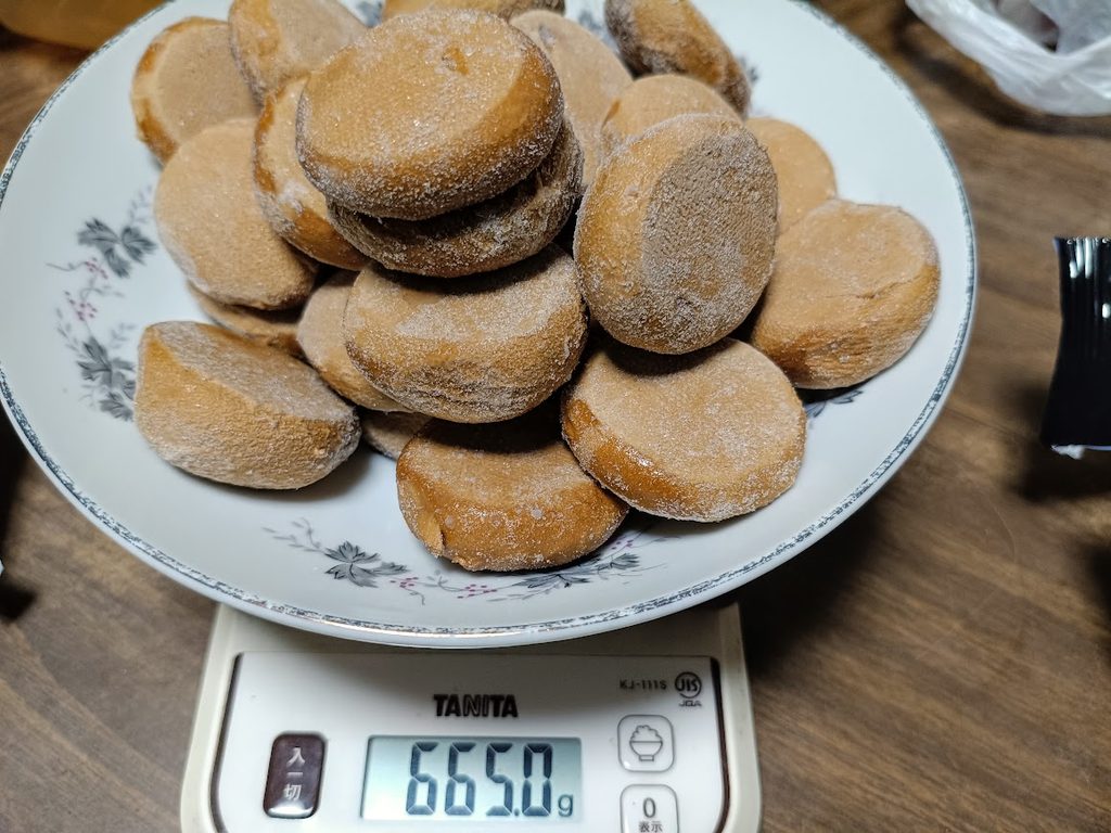 袋の中身すべてをお皿にのせてはかりに載せた様子(665.0g)