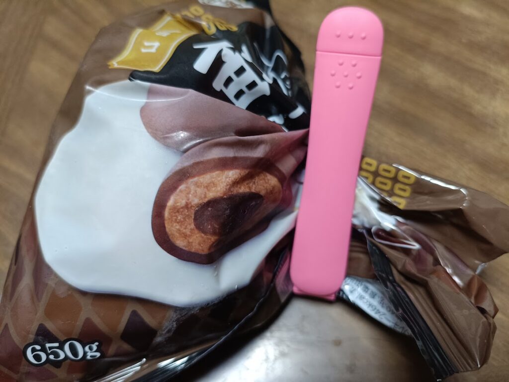 ピンクのクリップで口を留めた大福チョコの袋