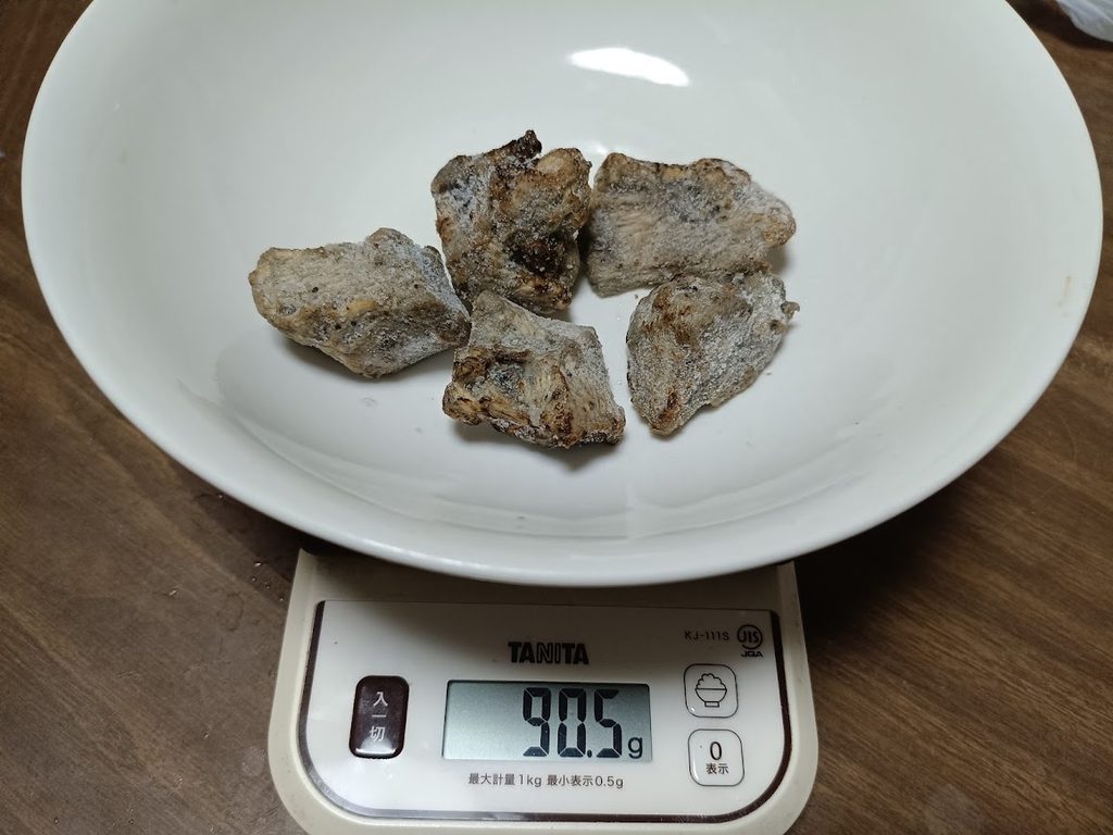 凍ったままの焼き鳥5個をお皿ごとはかりに載せた様子（90.5g）