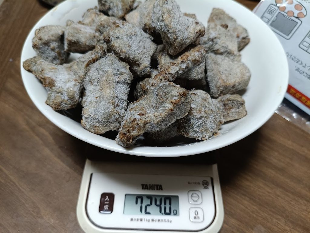 袋から全部を出してお皿ごとはかりに載せた様子（724.0g）