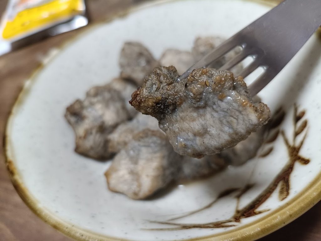 フォークで持ち上げた温めた焼き鳥