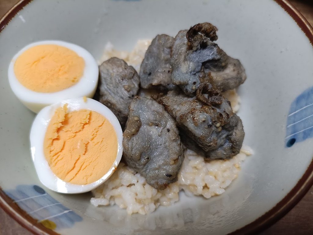 玄米ご飯に焼き鳥とゆで卵をのせた焼き鳥丼