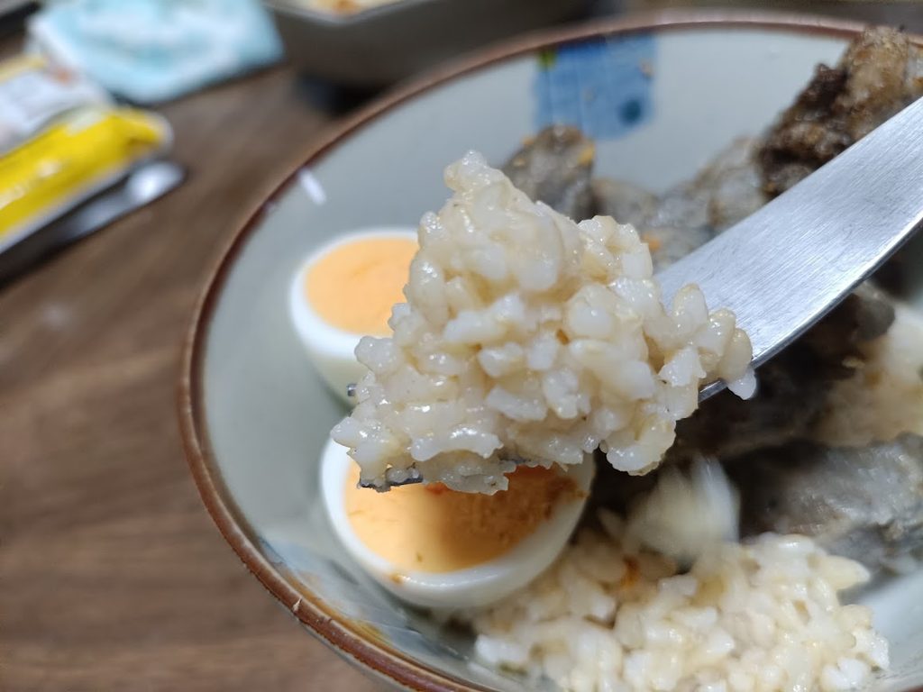 フォークで持ち上げた焼き鳥丼のごはん