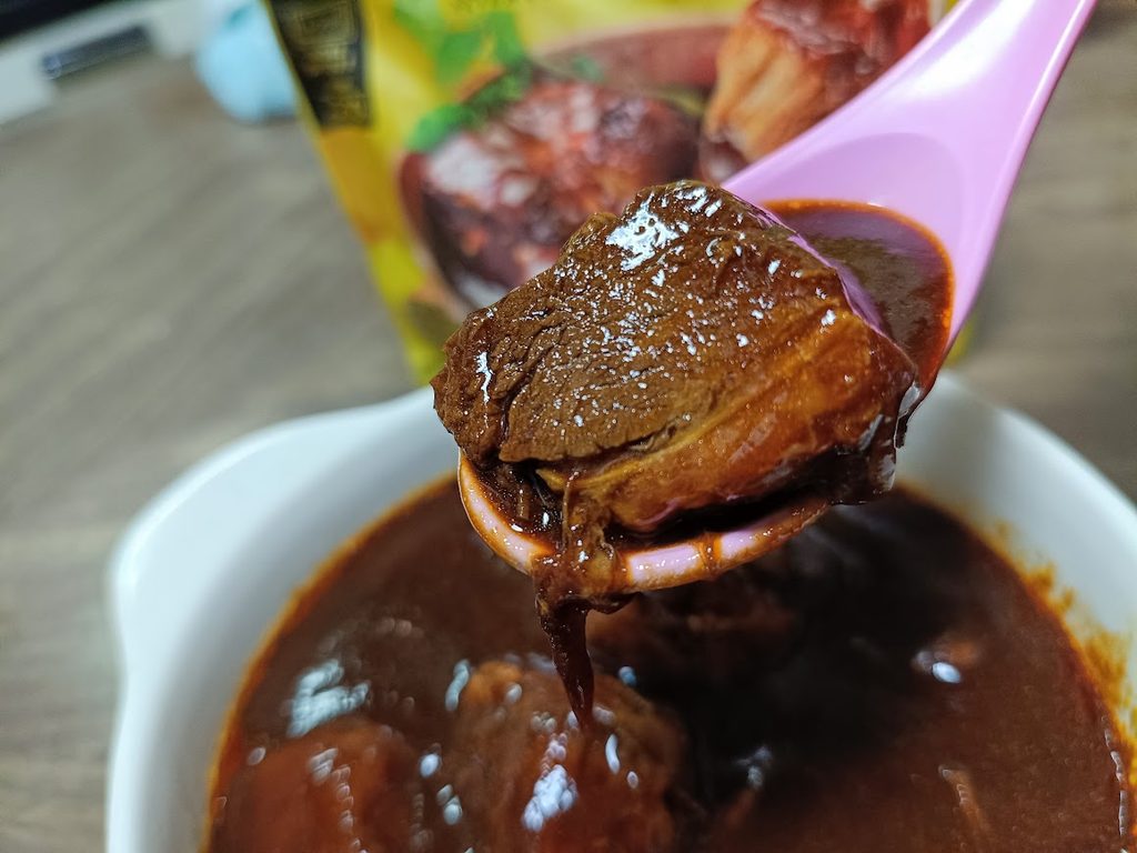 スプーンですくった、ホロホロの牛肉の塊