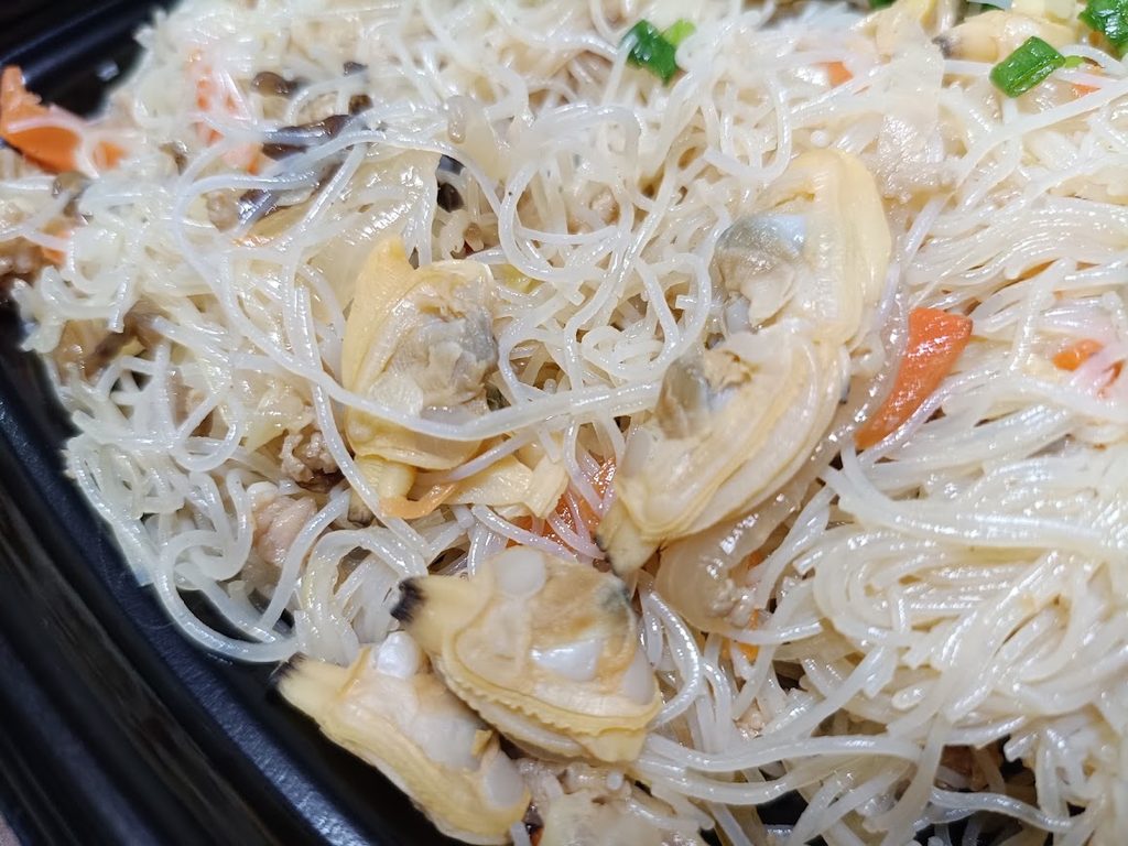 あさりやにんじんが見えるビーフンの接写