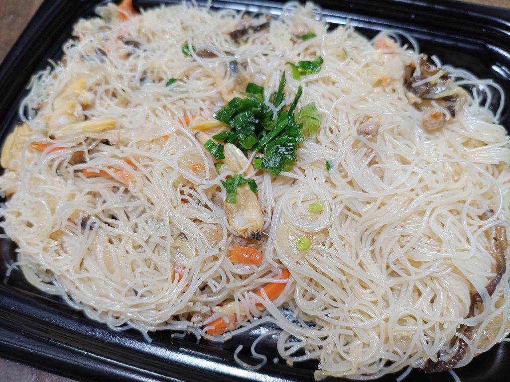 容器に戻した、ねぎをのせたビーフン