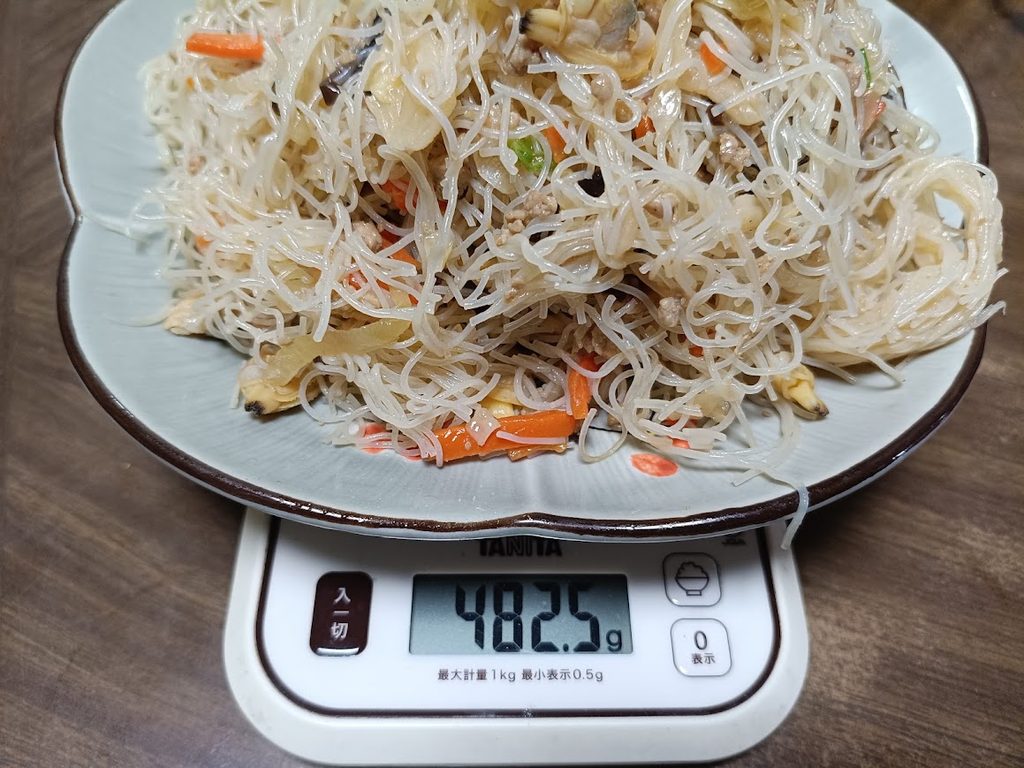 お皿に移したビーフンをスケールで量っている様子(482.5g)