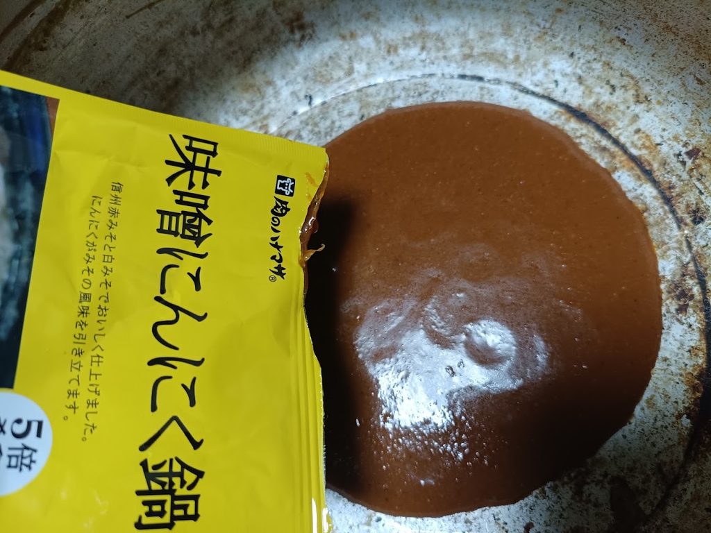 鍋に出した味噌にんにく鍋のつゆ