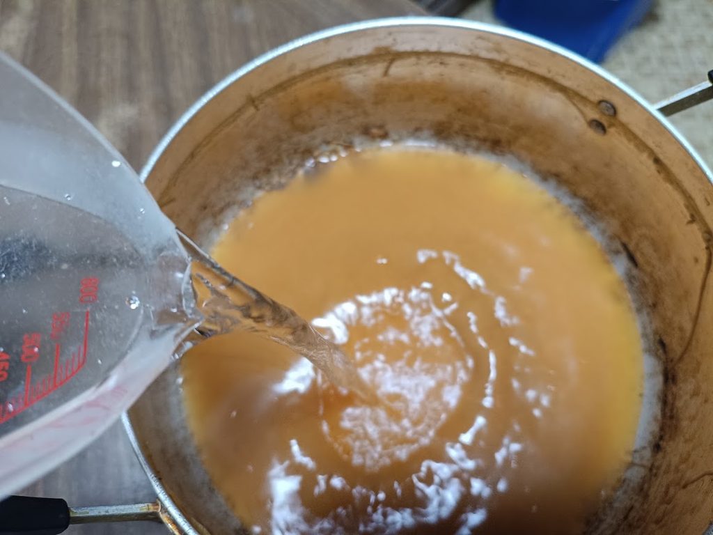 つゆに水を注いでいるところ