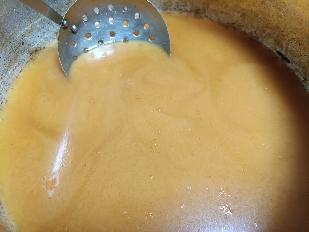 水で薄めた味噌にんにく鍋のスープ