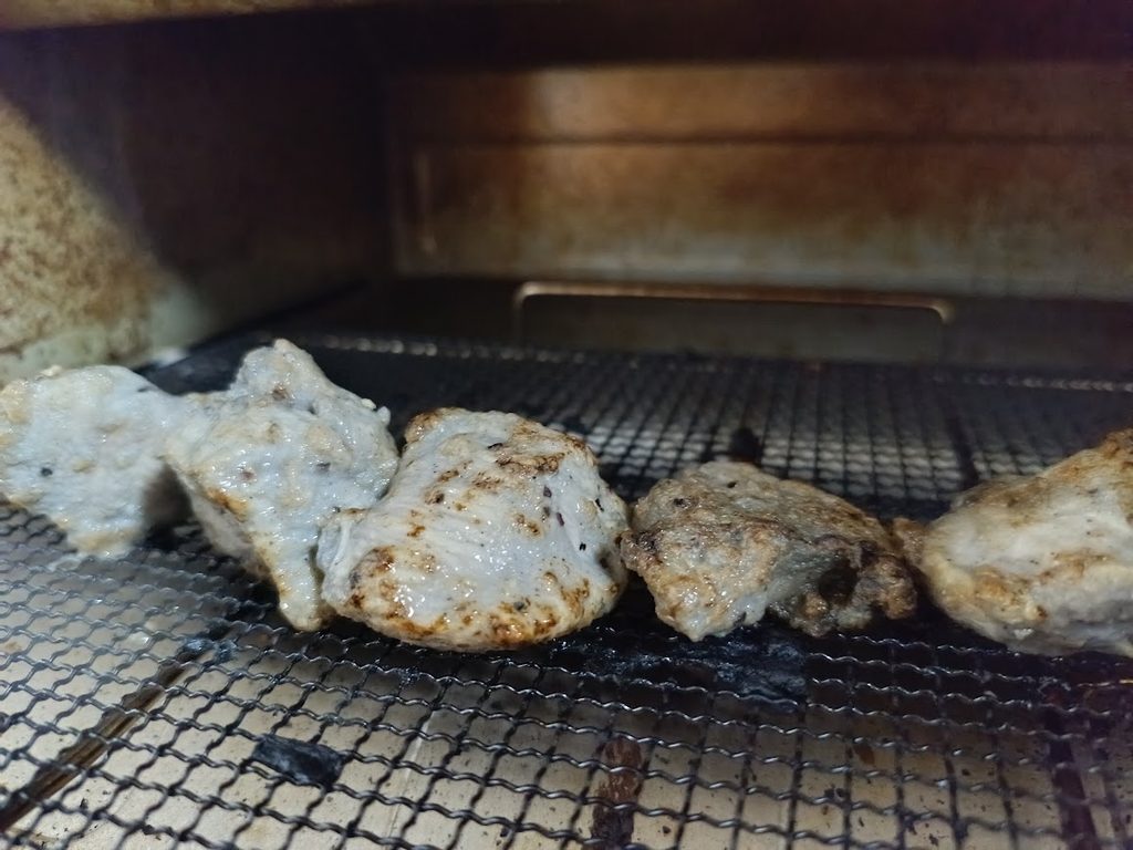 トースターの網の上で焼いている焼き鳥