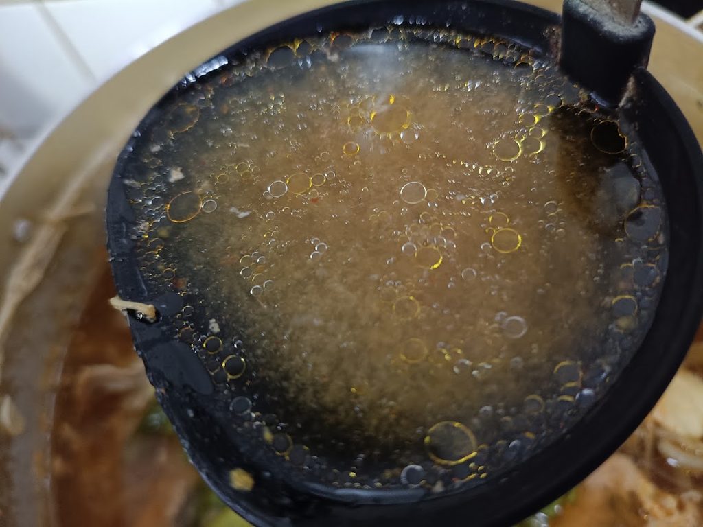 おたまですくった残りのスープ