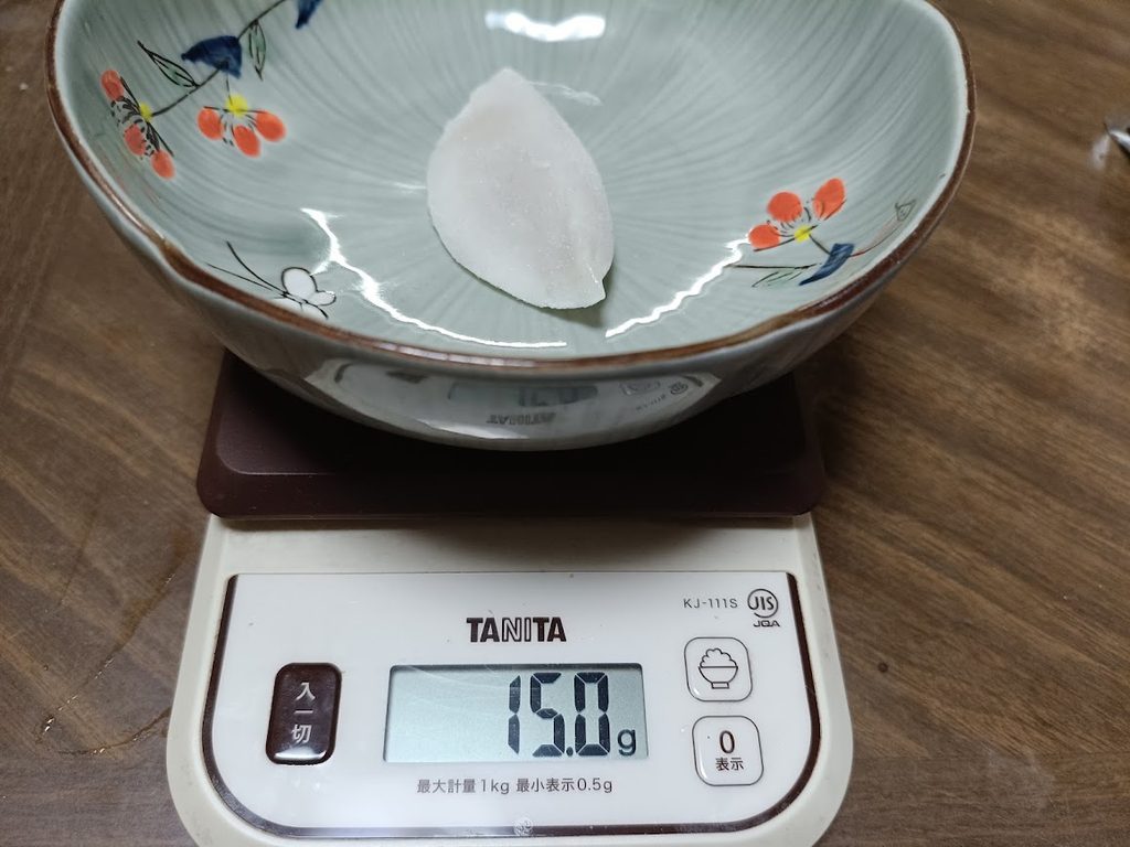 凍ったままの水餃子1粒を量ったスケール