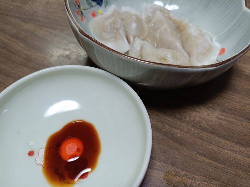 水餃子と醤油とラー油のたれ