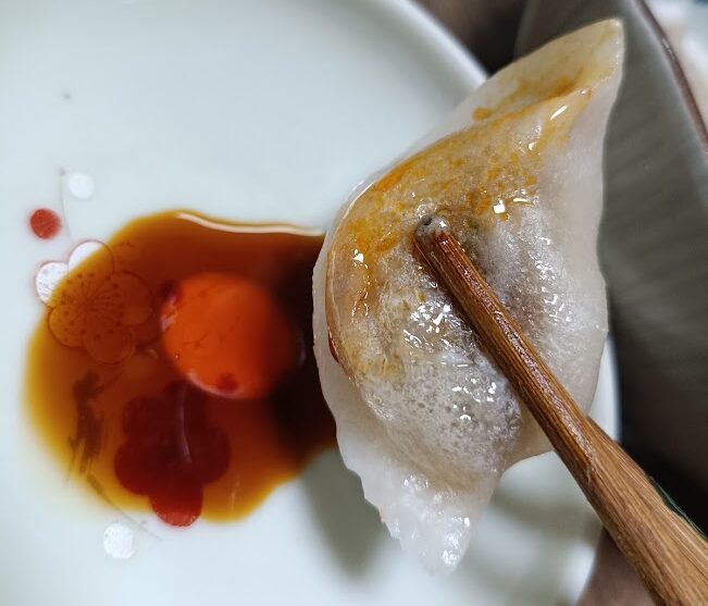 たれをつけた水餃子