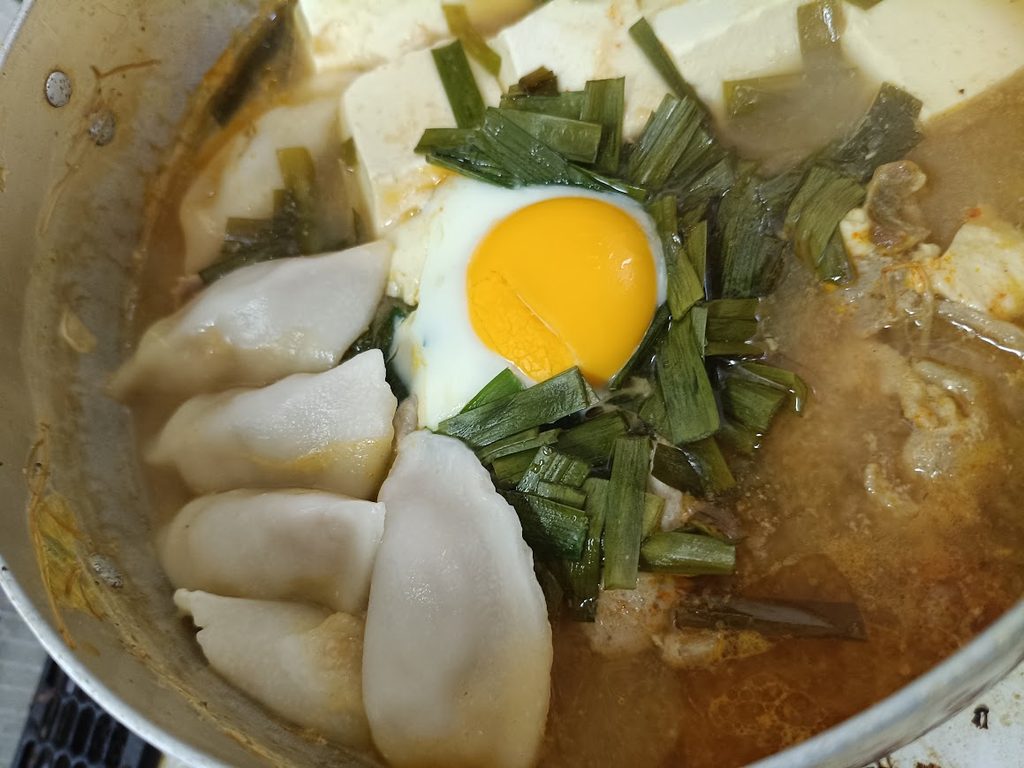 味噌にんにく鍋に入れた水餃子
