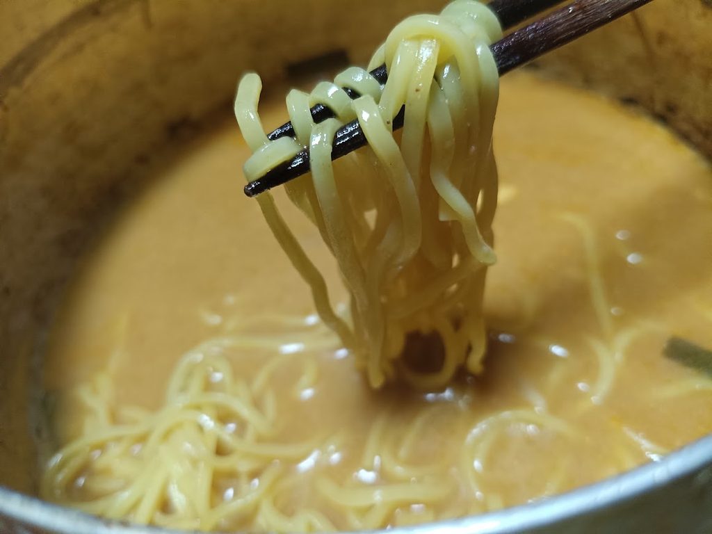 味噌にんにく鍋のスープに入れた太打ち麺