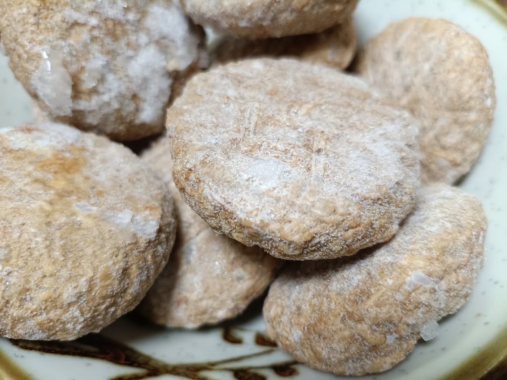 皿に出した冷凍のハンバーグ